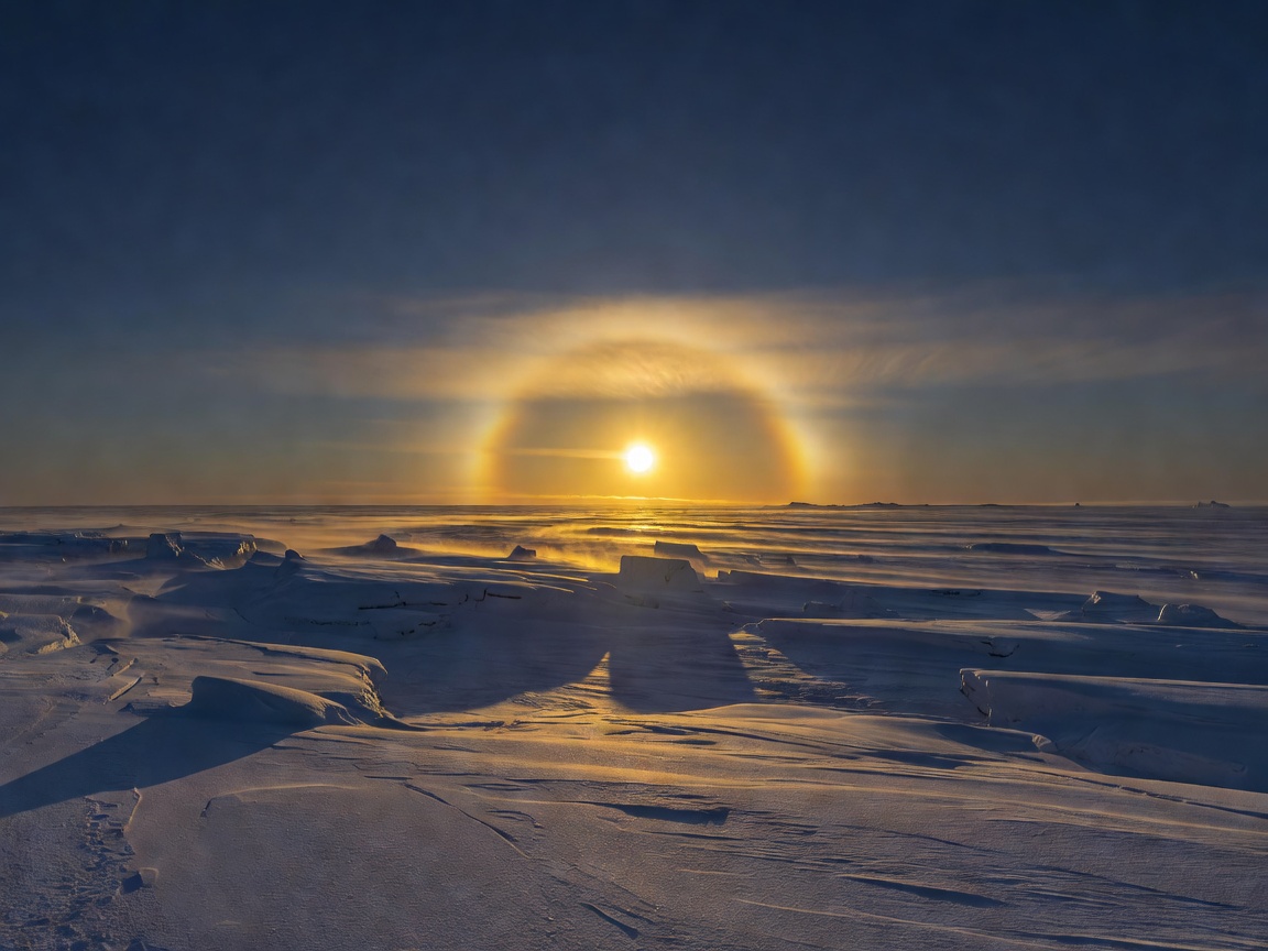 Atmospheric golden refraction on polar horizon